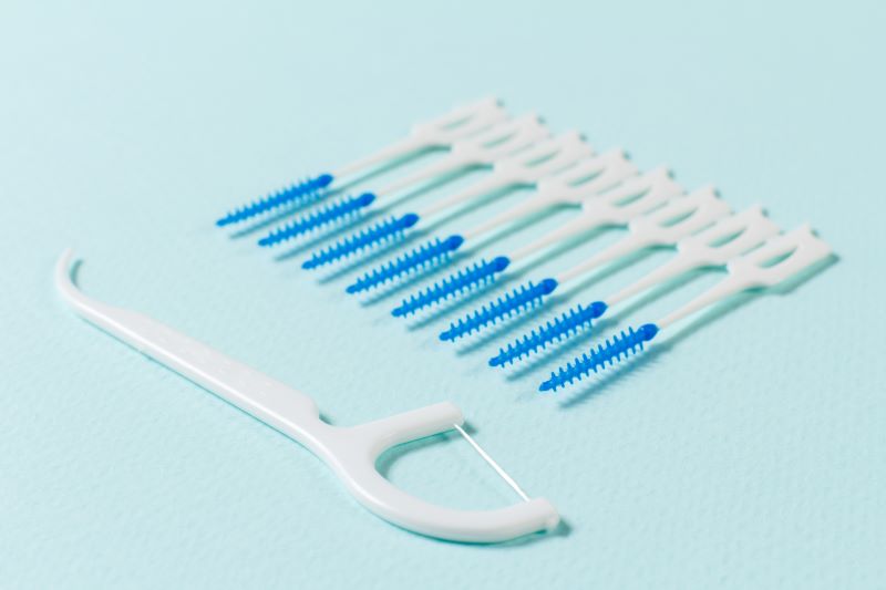 Zahnseide und Interdentalbürsten